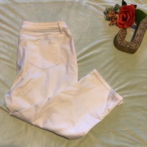 White Dressbarn (Westport) Capri Pants 14p